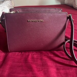 Michael Kors burgundy puse